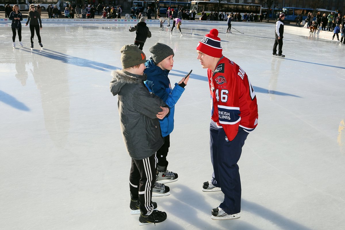 Liigatähdet täyttivät Helsingin Jääpuiston – katso kuvat: bit.ly/1Ui1nrA #Liiga #KohtiMaljaa #Helsinki