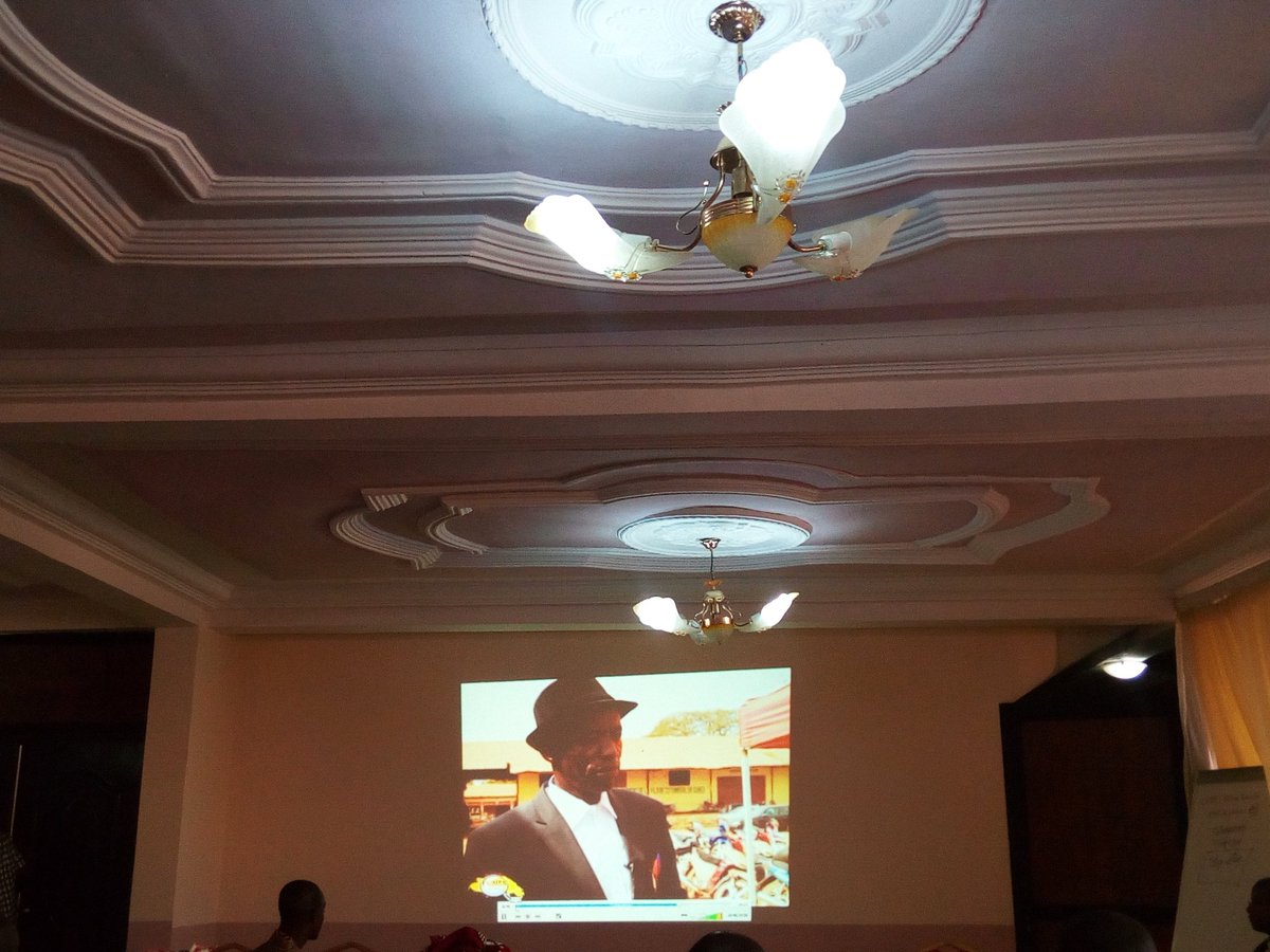 ablogui's tweet photo. À l'instant : projection d'un film doc. sur l'exploitation aurifère à Siguiri. #Focomines #Guinée @OSIWA1 https://t.co/LfJvAOVn1t
