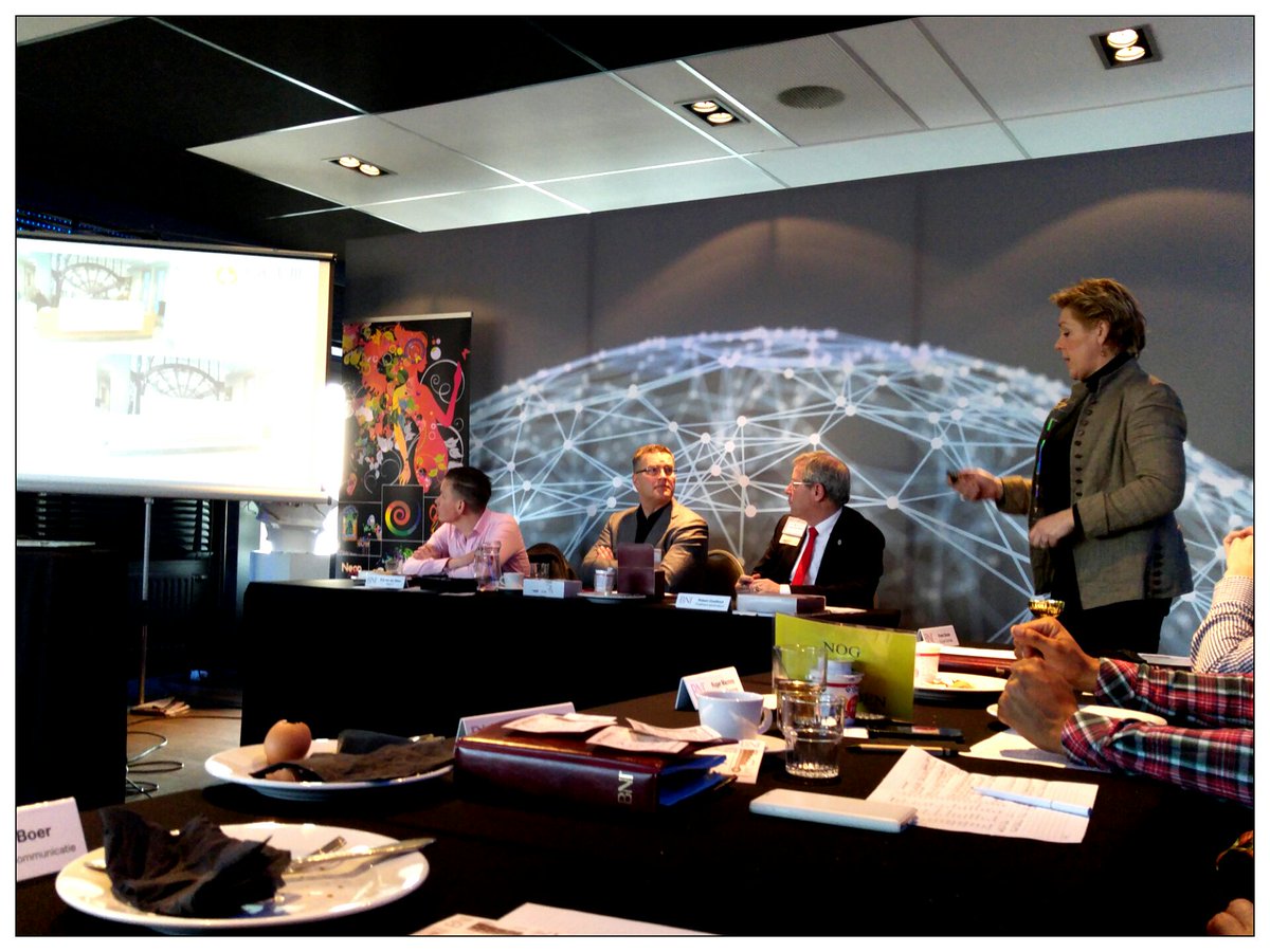Vandaag een 10 min presentatie van <a href="/Scuids/">Anuschka Groot</a> #netwerk #ontbijt Interieurfolies maken je oude interieur als nieuw!