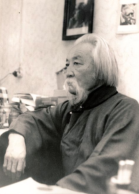 "Мундашгүй эрдэм сурахад нас даанч богино!
Мунхагийн дунд суухад нас даанч урт!" Еншөөбүү Бямбын Ринчен