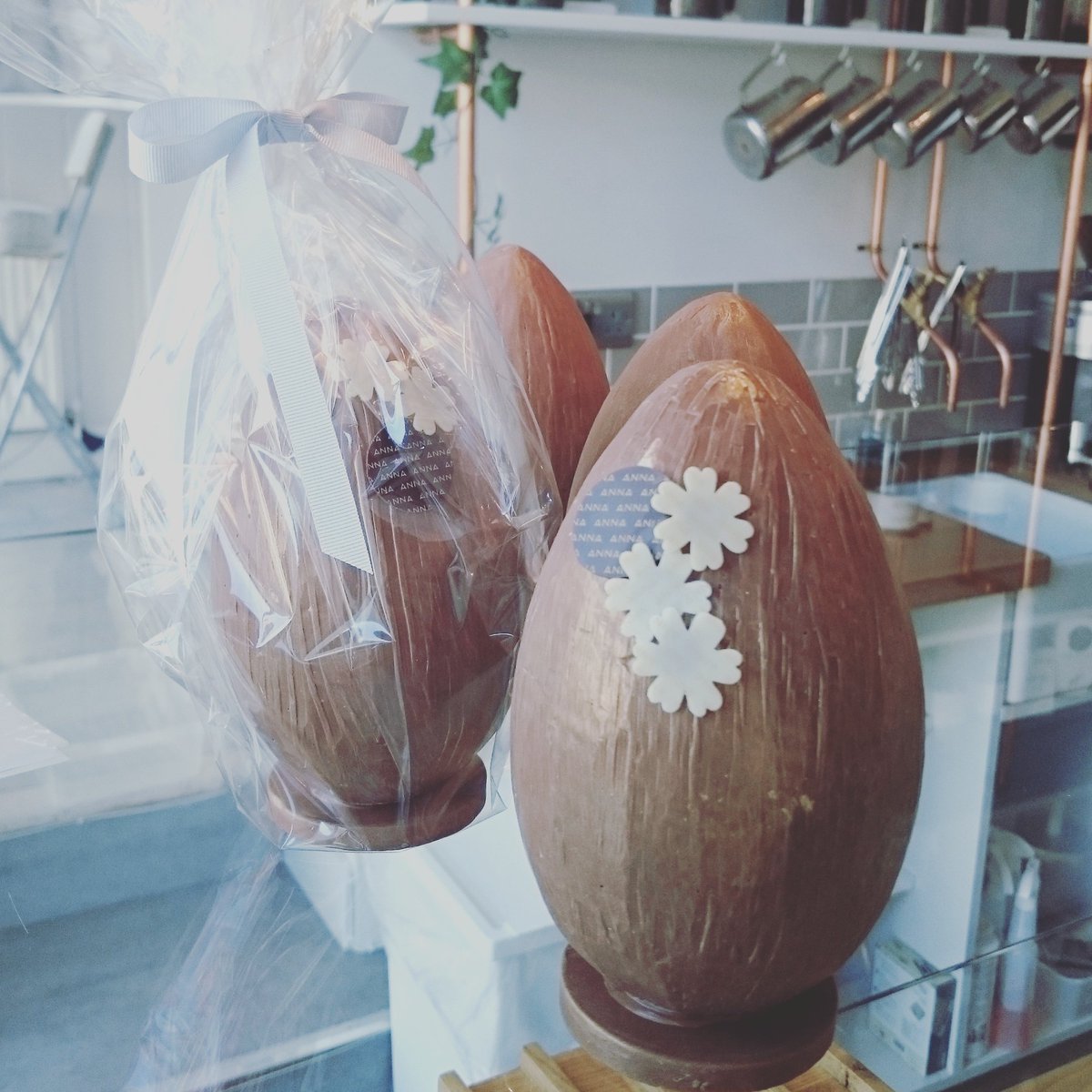 IsabelleBoizis's tweet photo. Having fun makin Easter eggs @annacakecouture !Filled with homemade marshmallows,almonds and lots of love! #lovechoc https://t.co/Et6ce583nY
