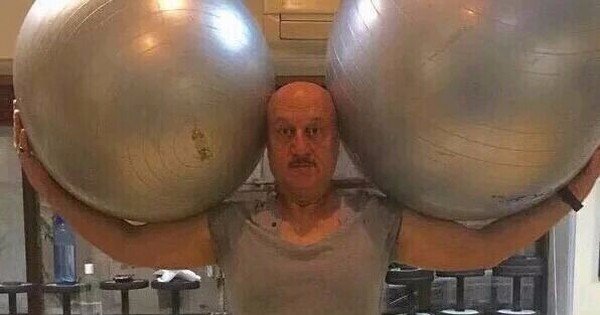 KommonIndianMan's tweet photo. Desi Hulk trying to balance Nationalism and Tolerance on his weak shoulders
- since 2014 https://t.co/MxEu3OCTet