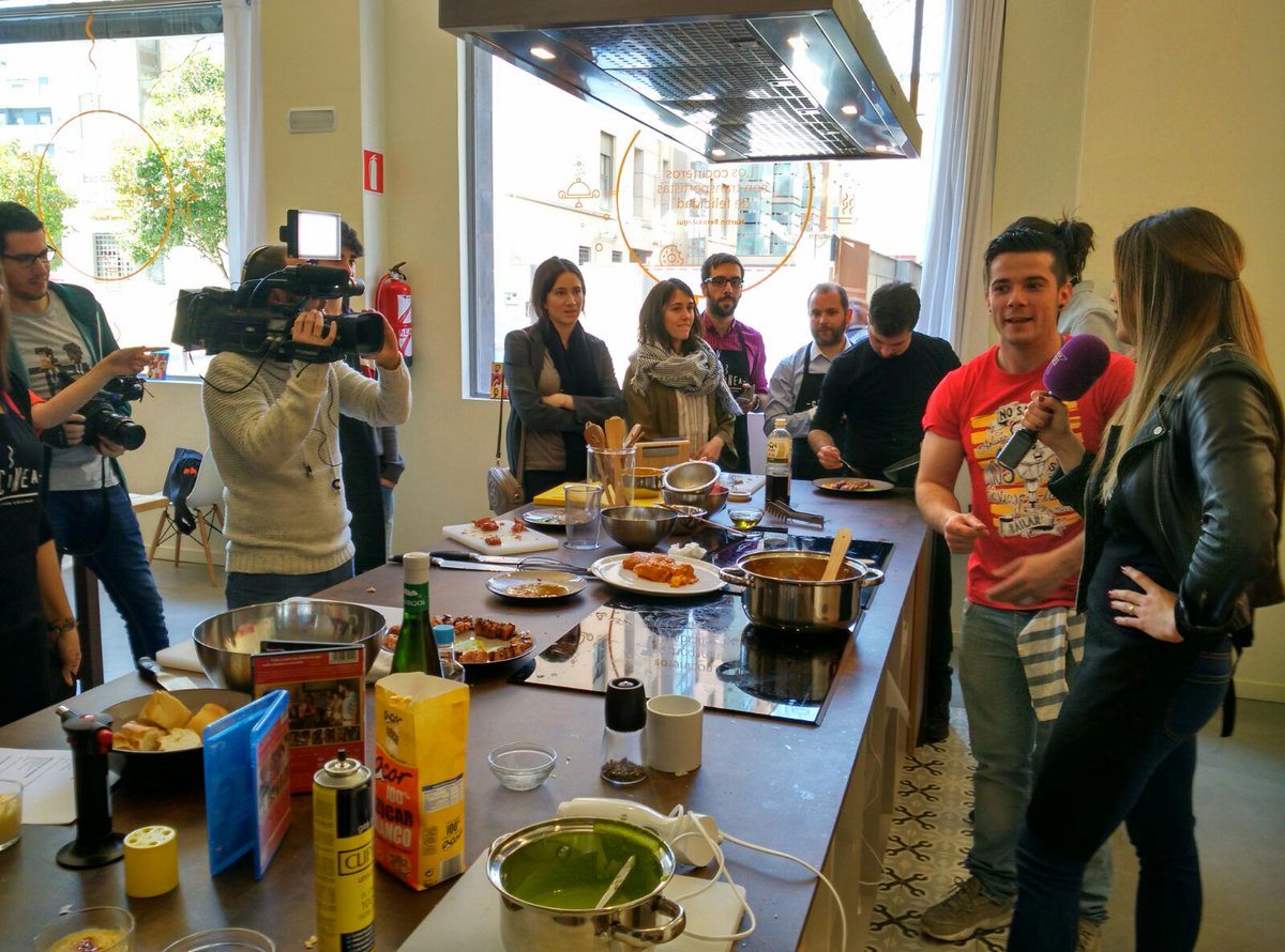 Muchas gracias a todos por venir a #8ApellidosCatalanesDVD a cocinar con <a href="/carlosmchef3/">Carlos Maldonado</a>, ¡ha sido un placer! :)