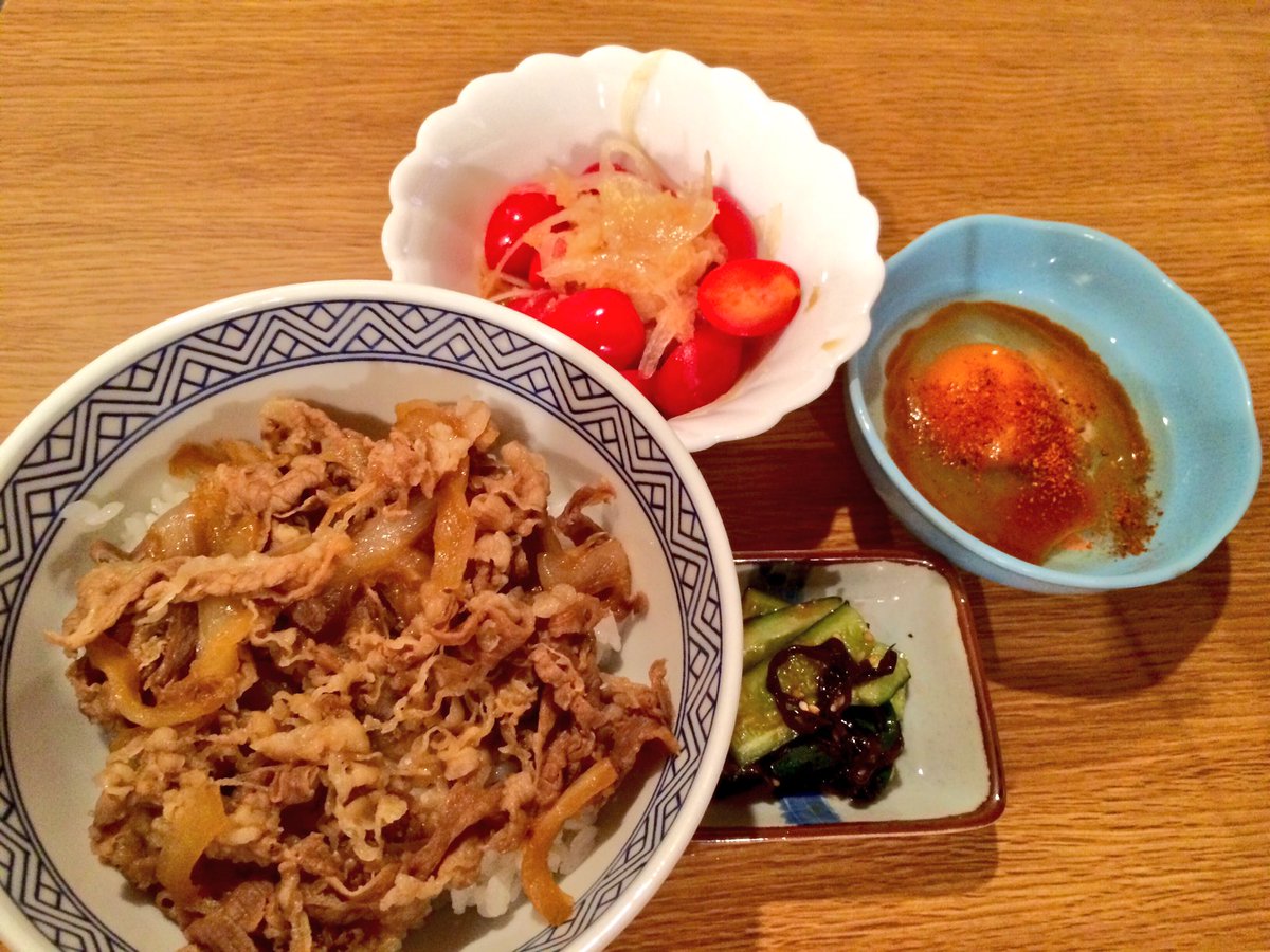 てんくろう リハビリ中 晩飯 家で松屋の牛めし 岩倉スペシャル 塩昆布キュウリの漬物 トマト大根おろしサラダ ミネラルウォーター 岩倉スペシャル カルビソースがないので 焼肉のたれを代用 七味唐辛子 次はボンバースペシャル 松屋最高ぜよ 松屋