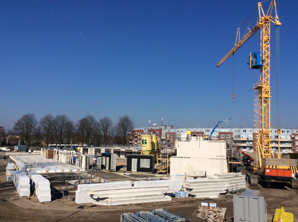 Carte Blanche @Wonen020, op de 2de verdieping wordt kalkzandsteen gelijmd, op naar het dak! @VinkBouw