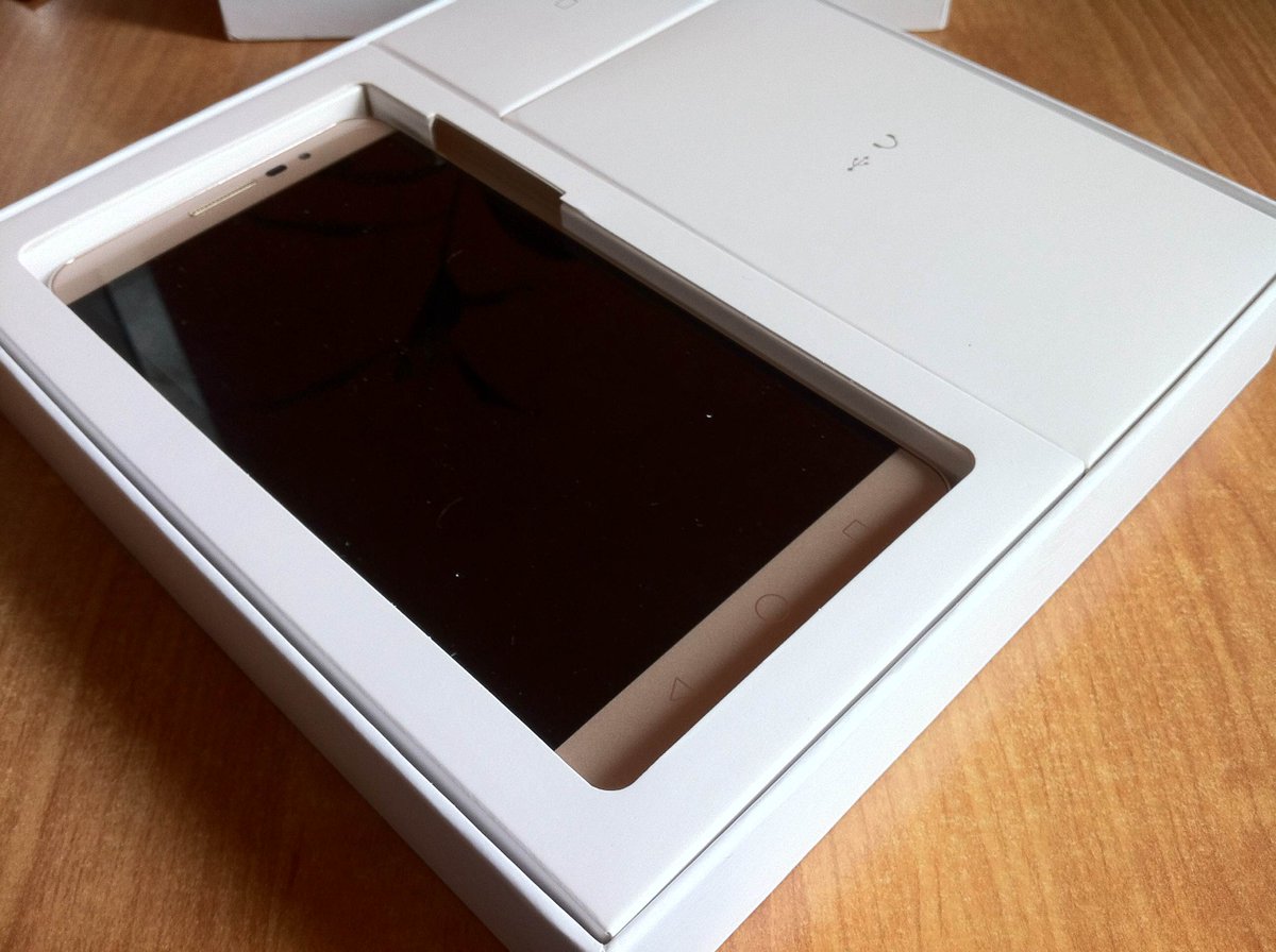 kociu91's tweet image. Coś do mnie przyszło na testy, kto zgadnie co to za cudo? #AndroidNow