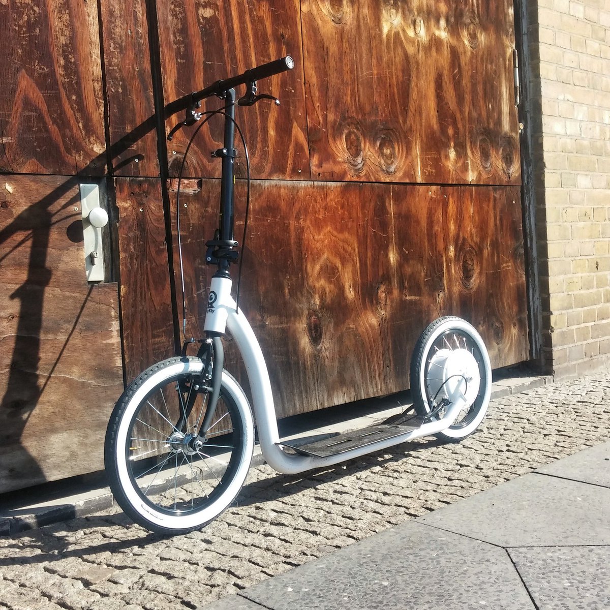 pixelschubsa's tweet photo. The #flykly #smartped is fun and functional. The testdrive location is near Friedrichstraße @DesignDeliShop #ebike https://t.co/Yl3Flz4qau