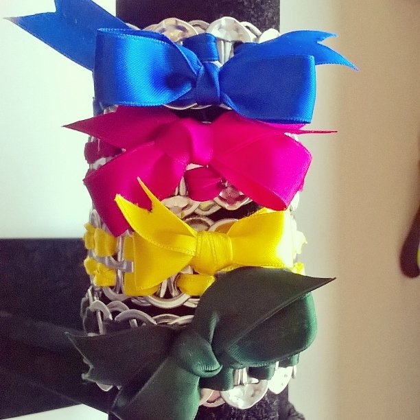 Armbandje gemaakt van bliklipjes lint #armbandje #bliklipjes #stoer #girly #blauw #roze #geel #groen #jewelsbysimone