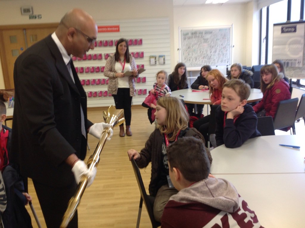 SeneddIeuenctid's tweet photo. Braint cyfarfod #POSenedd gyda'r Byrllysg @YsgolLlandygai https://t.co/JErd0JaHlH