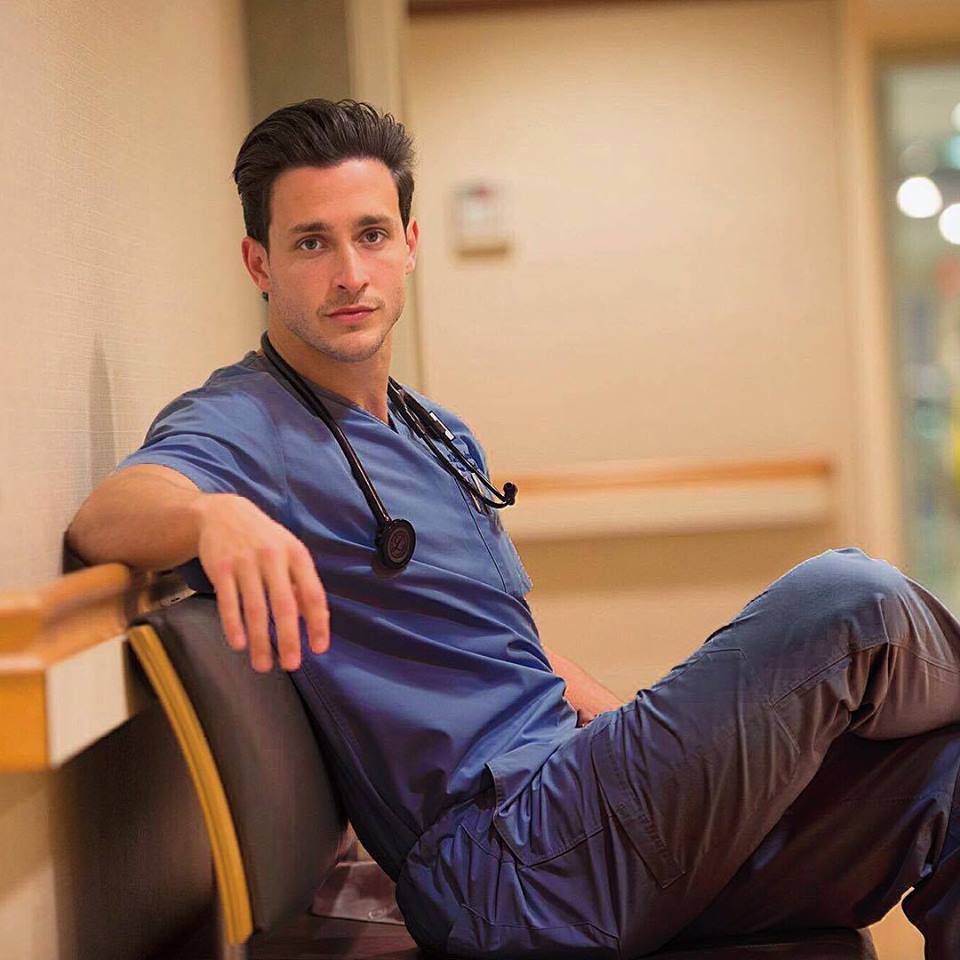 EmanHalia's tweet photo. Dinobatkan sebagai doktor paling hensem dalam dunia. Kah3 kalau ada kat Malaysia ni semua nak beranak dgn dia. https://t.co/qyStLoX9L1