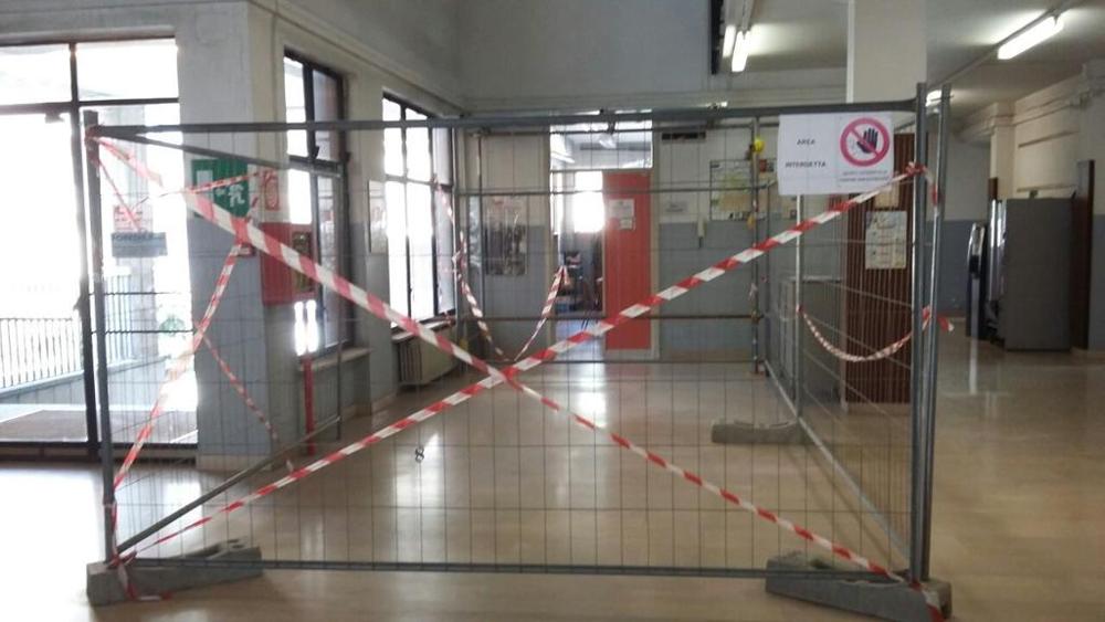 LaStampa's tweet photo. La scuola scelta da Renzi per “l’eccellenza edilizia” ha le aule chiuse | @mtmartinengo https://t.co/xwkyh0i5iu https://t.co/Ouj9KcHScE