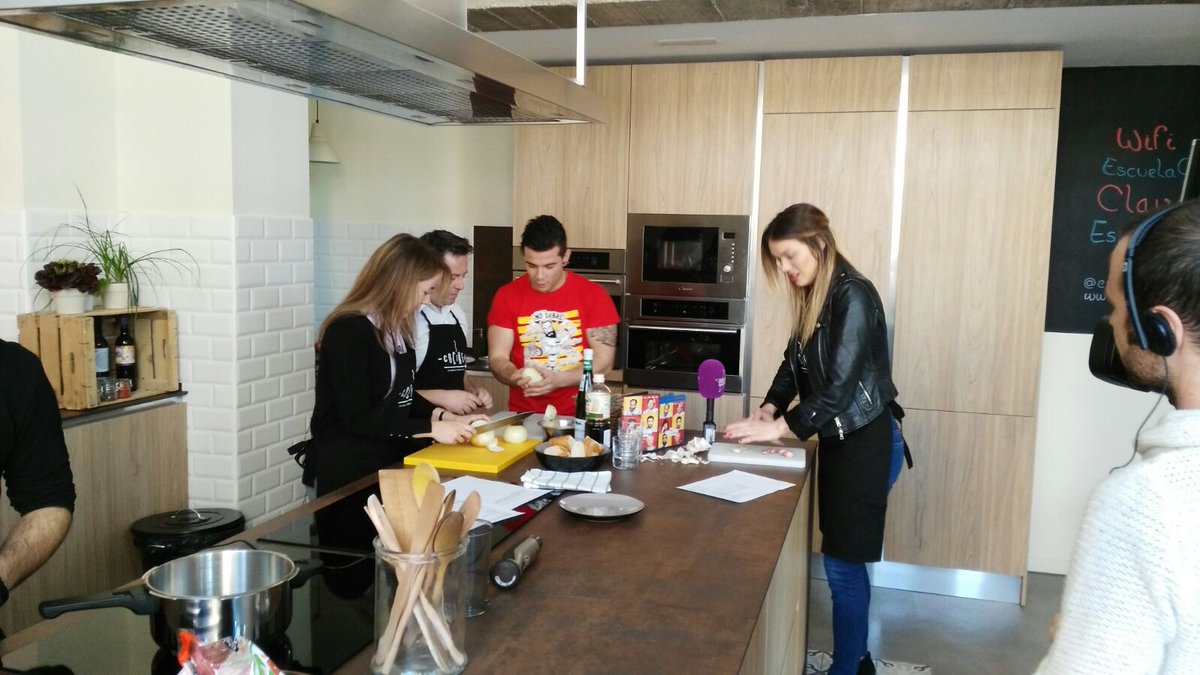 Tataki de atún 2 salmorejos estilo miarma, crema catalana de la iaia y bacalao vizcaína y su flequillo... ¡Ñam! :)