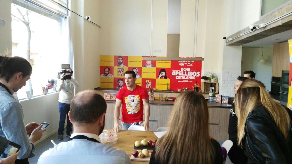 Nadie pierde detalle, <a href="/carlosmchef3/">Carlos Maldonado</a> nos enseña sus trucos en #8ApellidosCatalanesDVD... Espectaculares platos :)