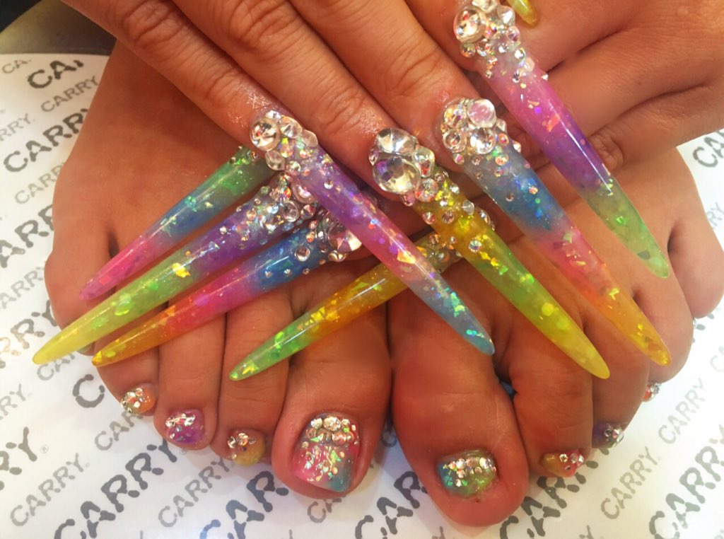 はるたむ 髪色に合わせて ネイルはフットとお揃い キラキラレインボーネイル 実物は透け感があって めちゃかわいい T Co Umjsxjih9j