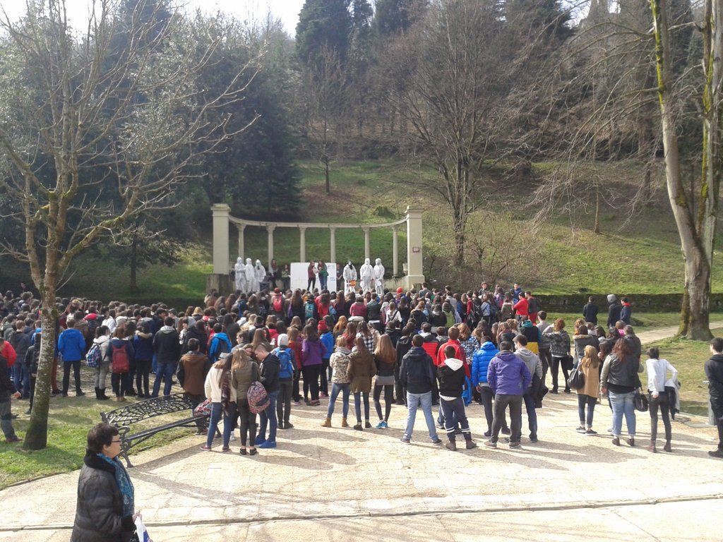 [#M17Altxa Aiaraldea] Laudioko kaleak hartu dituzte ikasleek <a href="/aiaraldea/">Aiaraldea.eus</a> @GazteIraultza