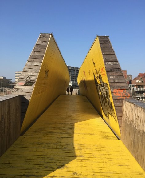 demagazine's tweet photo. Inspiring visit to the #crowdfunded pedestrian #bridge in #Rotterdam by @ZUSoffice & the @d_akkers #roofFarm https://t.co/XhhPWsmh7o