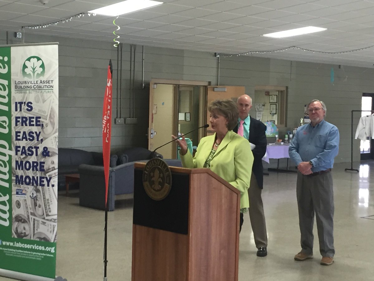 CWCindiFowler's tweet image. Spreading the word with @louisvillemayor about the #VITA program at Sun Valley! Visit labcservices.org