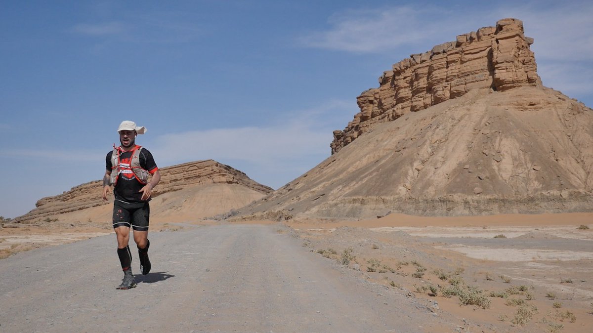 valentisanjuan's tweet photo. Empieza a bajar el sol. Valentí va bien tocado. Menudo cabezón y menuda paliza. 150km del tirón ya en #SablesNonStop https://t.co/rw3M2S19ee