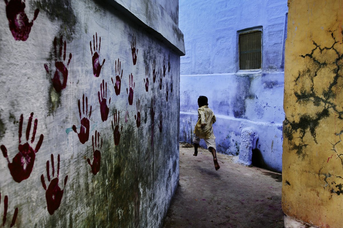 ICPhotog's tweet image. In 1978, Steve McCurry made his first of many trips to India. #AsiaWeek buff.ly/1RoG1Cs