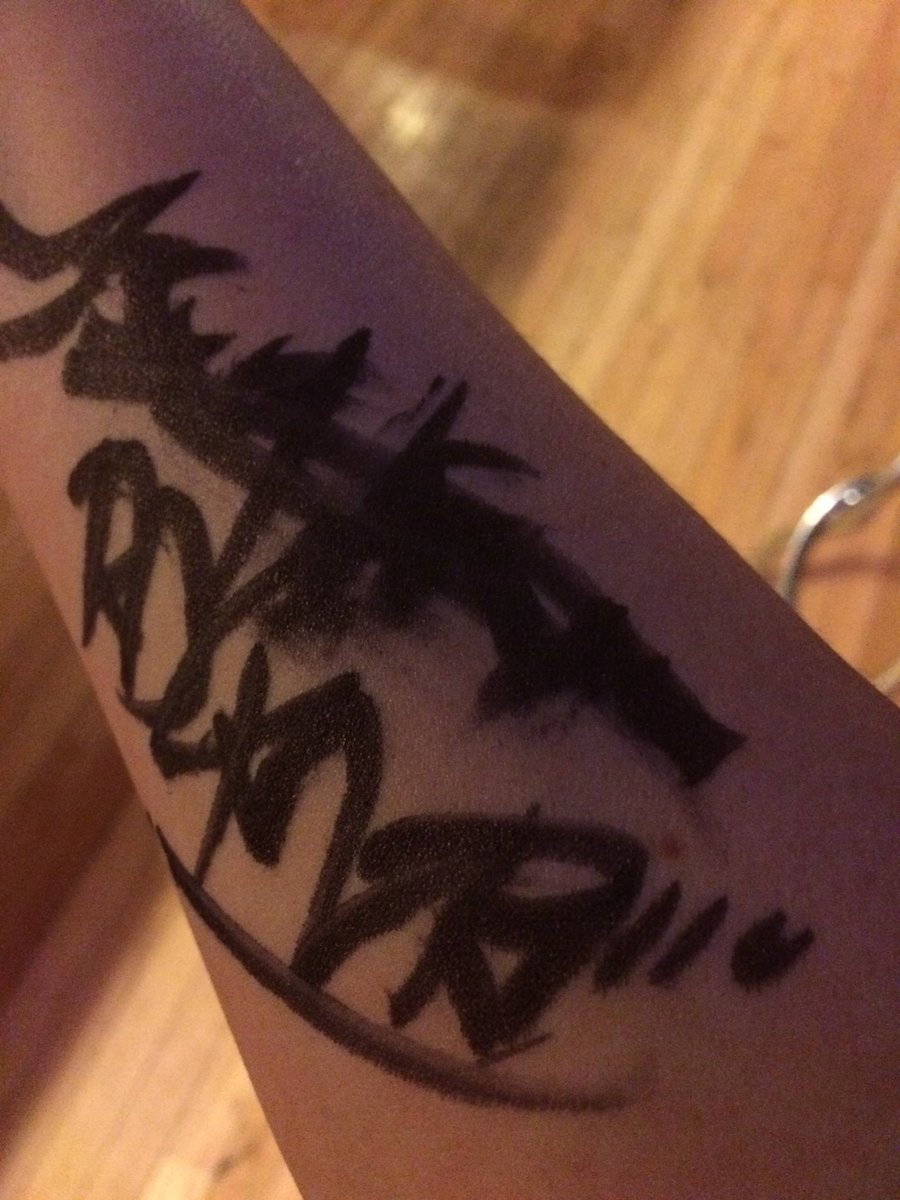 Seriously <a href="/lewisbrice/">Lewis Brice</a> what does this say???? 🤘🏼