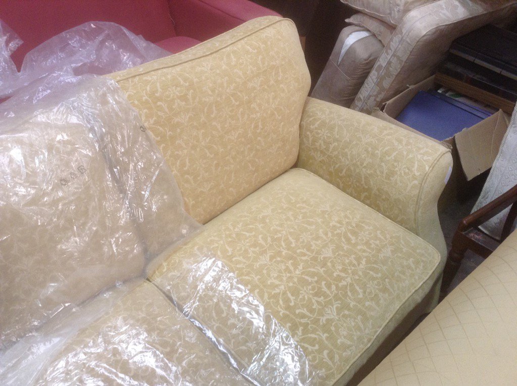 richard4reuse's tweet image. @restore furniture reuse project the sofas get a steam clean thanks to two dedicated volunteers.  Marvellous!