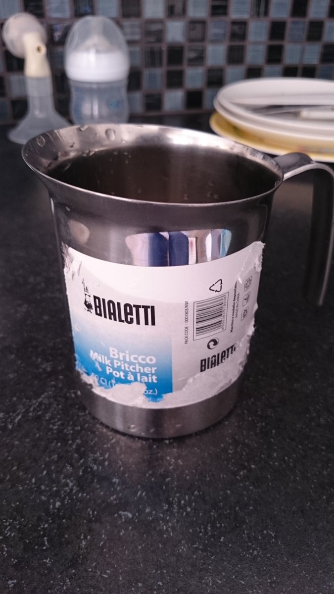 leenull's tweet photo. Wie verzint het nou om zo'n *%€*&amp;§ stikker op een kannetje te plakken https://t.co/fXNg7zDJFh