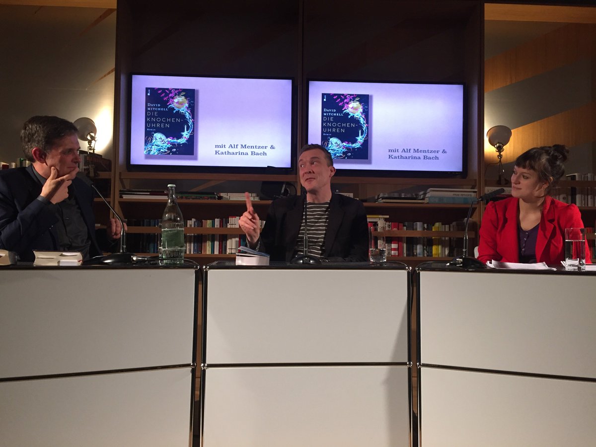 rowohlt's tweet photo. Von Leipzig kurz nach Frankfurt: David Mitchell gestern Abend bei seiner Lesung zu #DieKnochenuhren. https://t.co/QfKoqgpbjQ