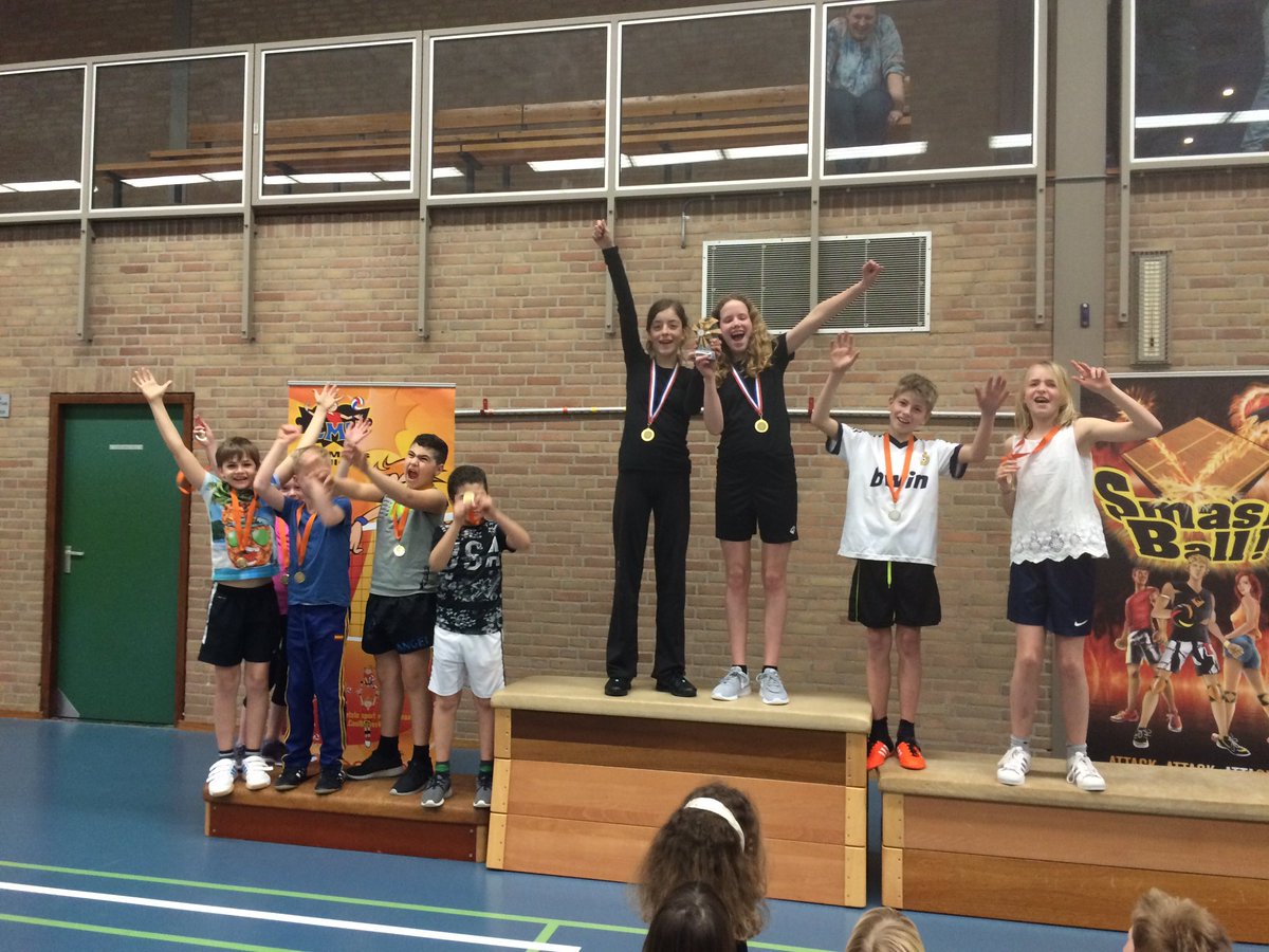 SuzanneLuys's tweet photo. Impressie scholenkampioenschap #smashbal #volleybal @VoreoRavenstein #PeterPetersTSR @skbo_oss @OptimusPO @SEC_Oss https://t.co/HemHU2OHbm