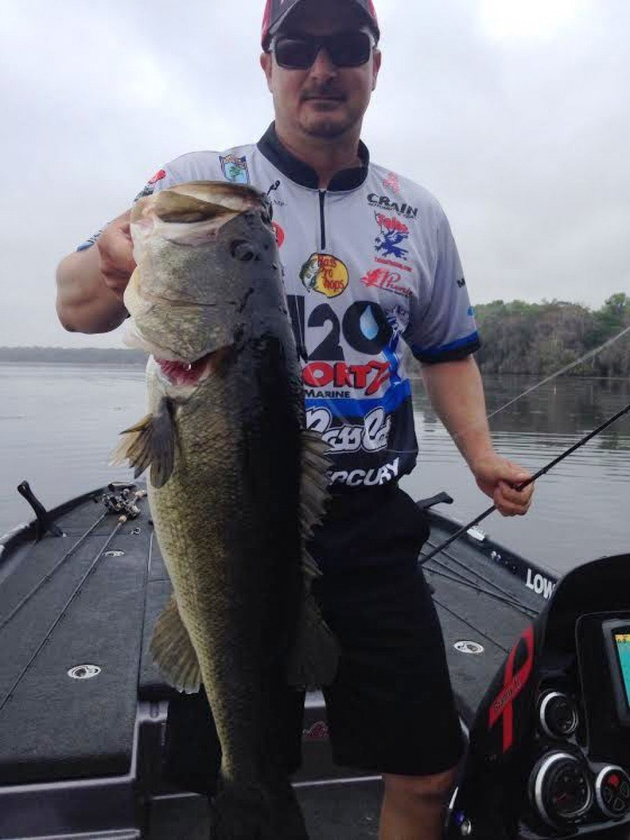 bassmaster's tweet photo. Wow, the St. Johns was ready for the #basselite pros to show up! Keep up all day at https://t.co/P3dVijQbe4. https://t.co/YzH1J25wJR