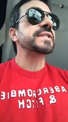 PequenaPerroni's tweet photo. "Quem chegar por último é a mulher do padre" 
 AMÉM https://t.co/l4nLSelyko