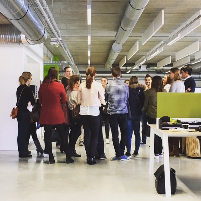 Intracto's tweet photo. De studenten MPC van de @UAntwerpen komen vandaag kijken hoe het er zoal aan toegaat in een digital agency. https://t.co/0T5ujRC1Y0