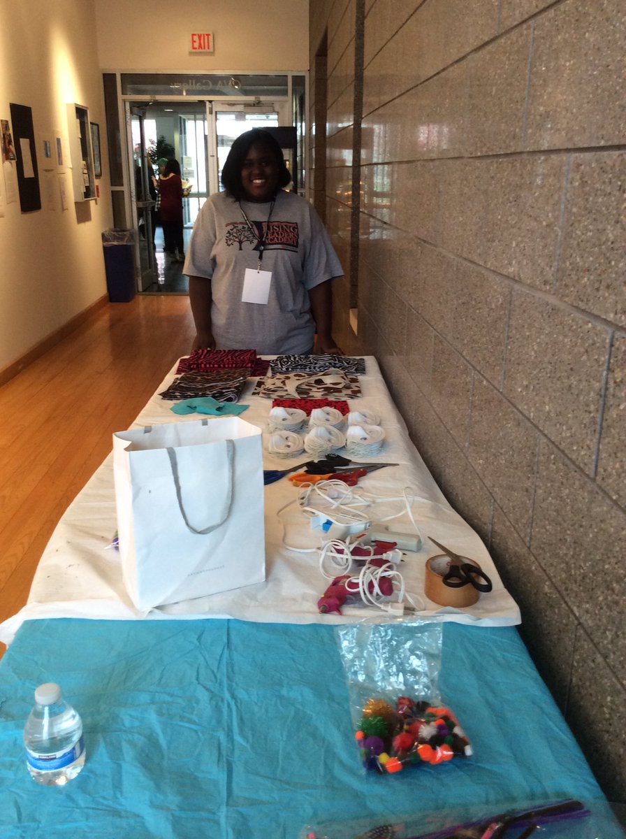 MonmouthArts's tweet photo. Thanks to @BrookdaleCCNews for sending volunteers to #mtaf16 https://t.co/pghu3Uqf7U