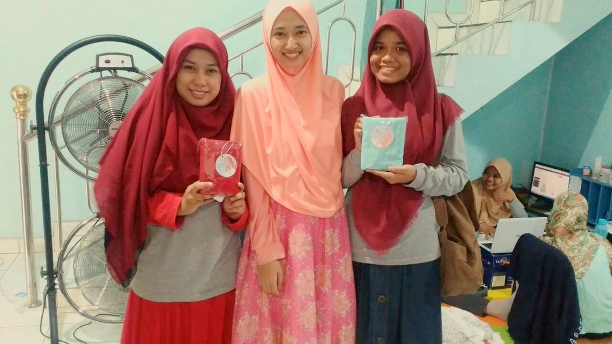 behindSEGEN's tweet photo. #BusinessTrip ke tempat Jilbab Afra bersama teman-teman @UmarUsmanID https://t.co/DElurMLge5