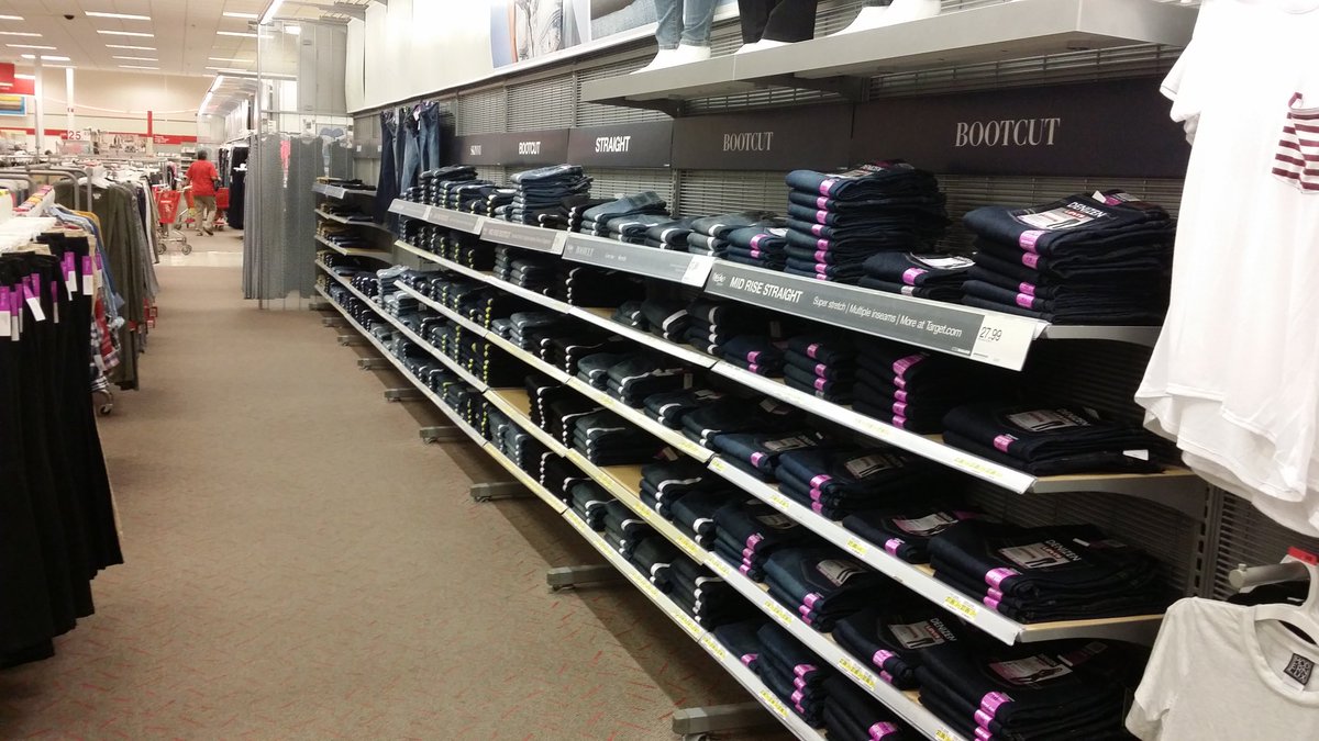 robin_bovard's tweet photo. Driving sales with an awesome zone denim wall! Thanks to ETL-LOG Oscar &amp; ETL-FOOD Sarah excellent job #vml #T1785 https://t.co/i0ryfeaSBL