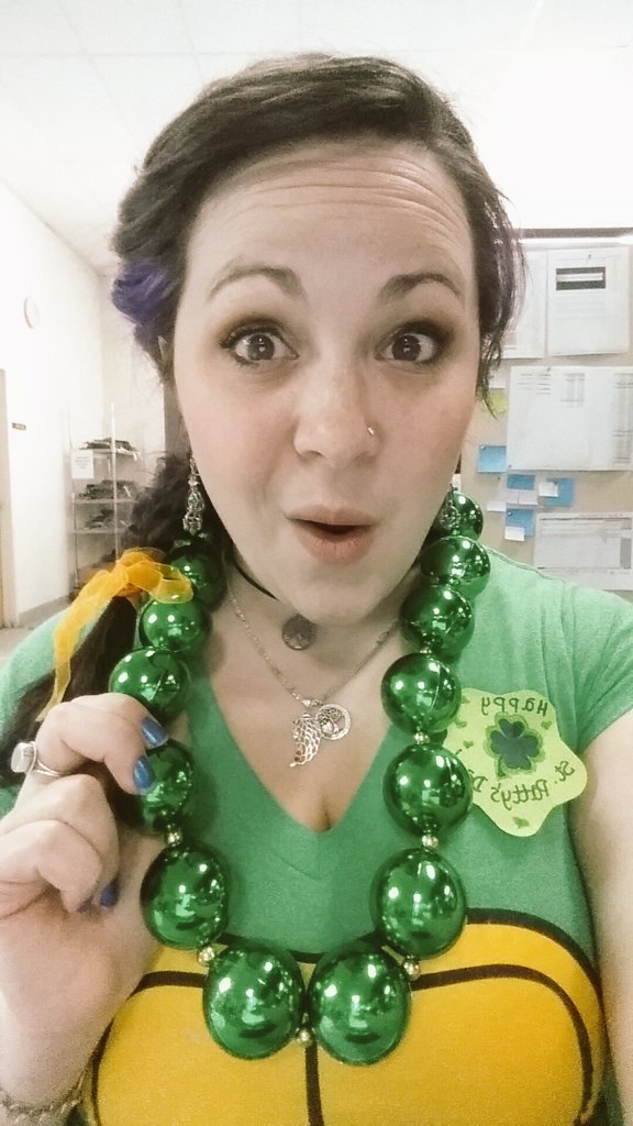 AlltidSlask's tweet photo. Holy beads batman! Happy st. Patrick's day, loves! Be safe! ♡♡♧♧♡♡ https://t.co/m1usa6H4Na