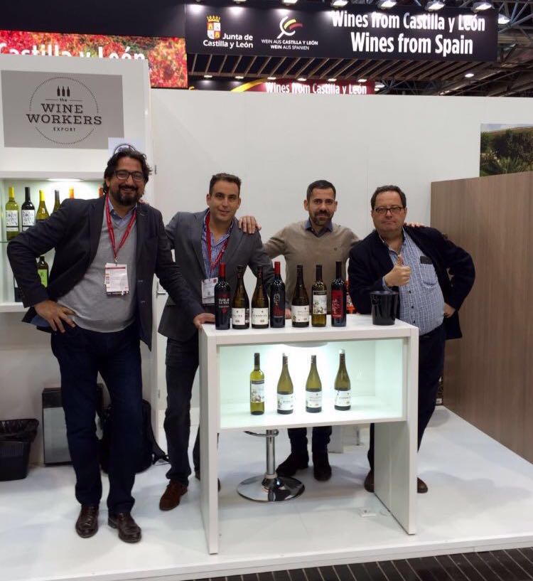 ClosDeLaVall's tweet photo. Un éxito #ProWein 2016. "The Wine Workers" ☺.
#ClosDeLaVall #TheWineWorkers https://t.co/wxIdZ7hsR6