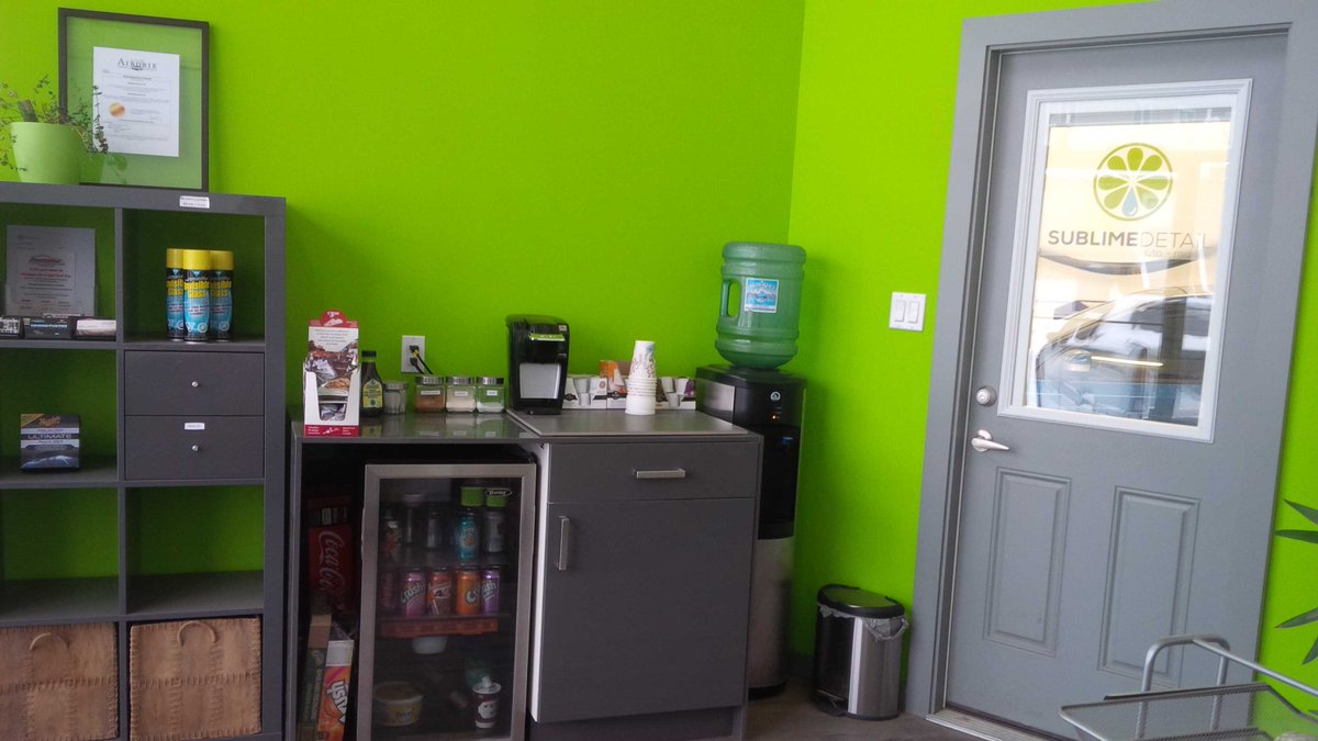 SublimeDetail's tweet photo. Happy St. Patrick's Day!! Our customer lounge/office is dressed for the occasion. https://t.co/ZT6CvJhwab