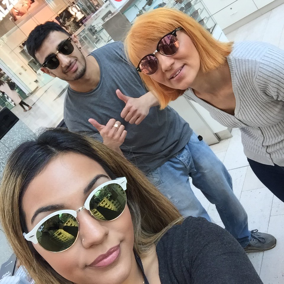sgh8068's tweet photo. Happy customer loving our Rayban event !! @GavinSGHLondon1 @LUXDOITUK ☀️☀️ https://t.co/Q91oZIX6z4