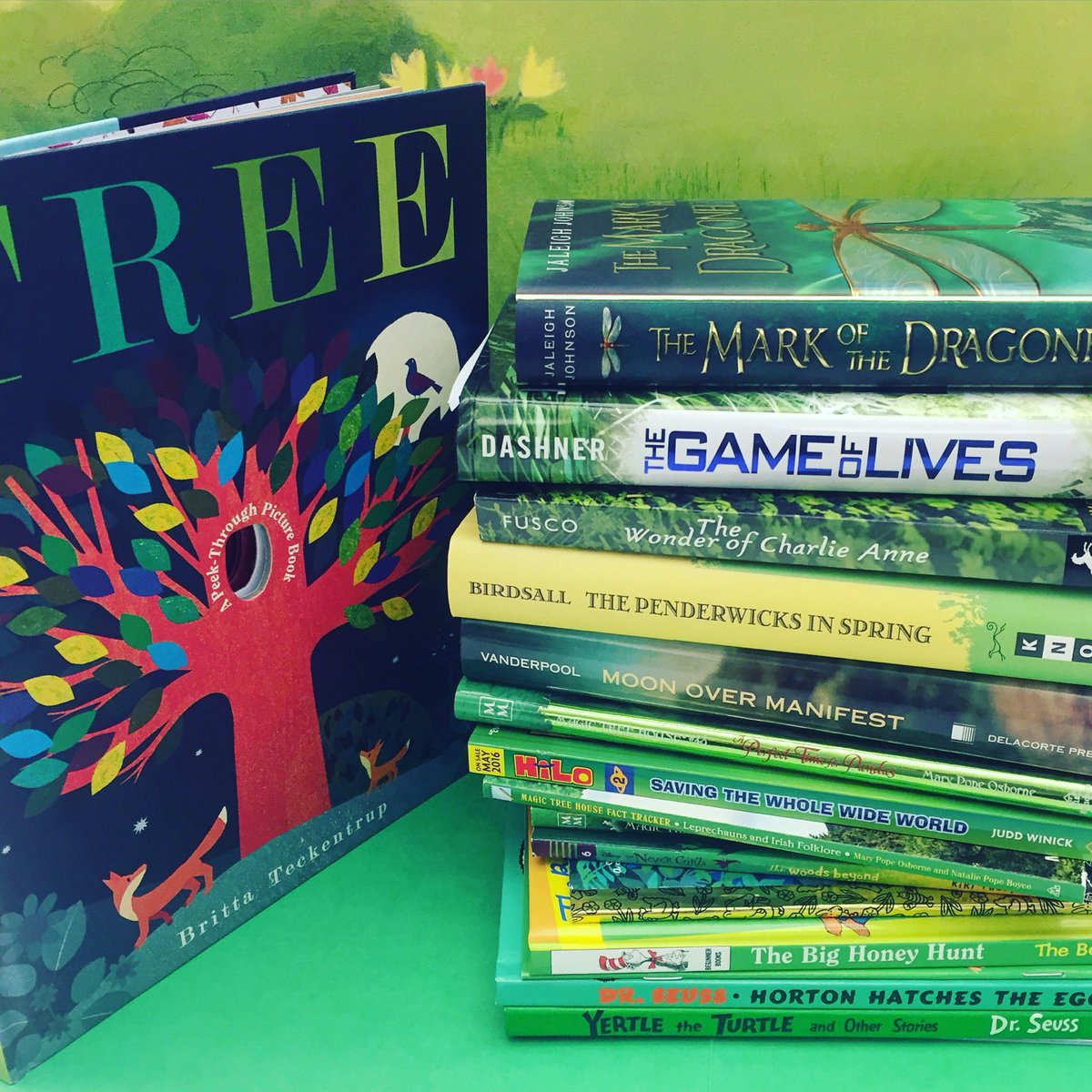 randomhousekids's tweet photo. If you forgot to wear something green today, at least read something green! 🍀☘💚 #StPatricksDay https://t.co/oX7co5GifX