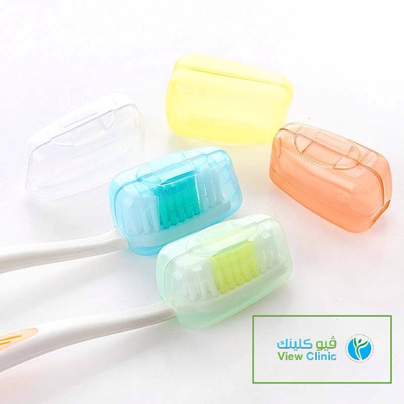 يفضّل عدم تغطية فرشاة الأسنان بغطاء غير قابل للتهوية لأن البكتيريا ستجدها بيئة مناسبة للنمو والتكاثر ..