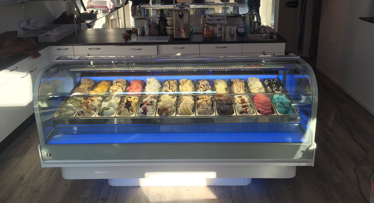 DimVerbeek's tweet image. 2 e met @HefevanHaag en @ifi1962 mooie vitrine gevuld #tollerjob #icecream