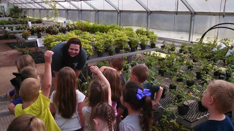 growfuture's tweet image. Here, a high school volunteer is teaching children about growing plants. You can sign up to be a volunteer today!