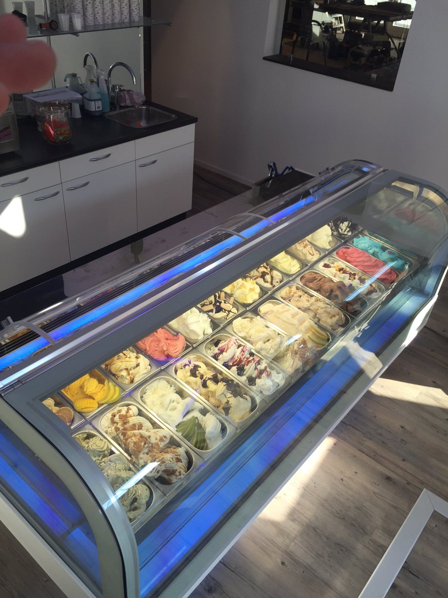 DimVerbeek's tweet image. Met @HefevanHaag weer een mooie @ifi1962 ijsvitrine gereed gemaakt ! #tollerjob #icecream
