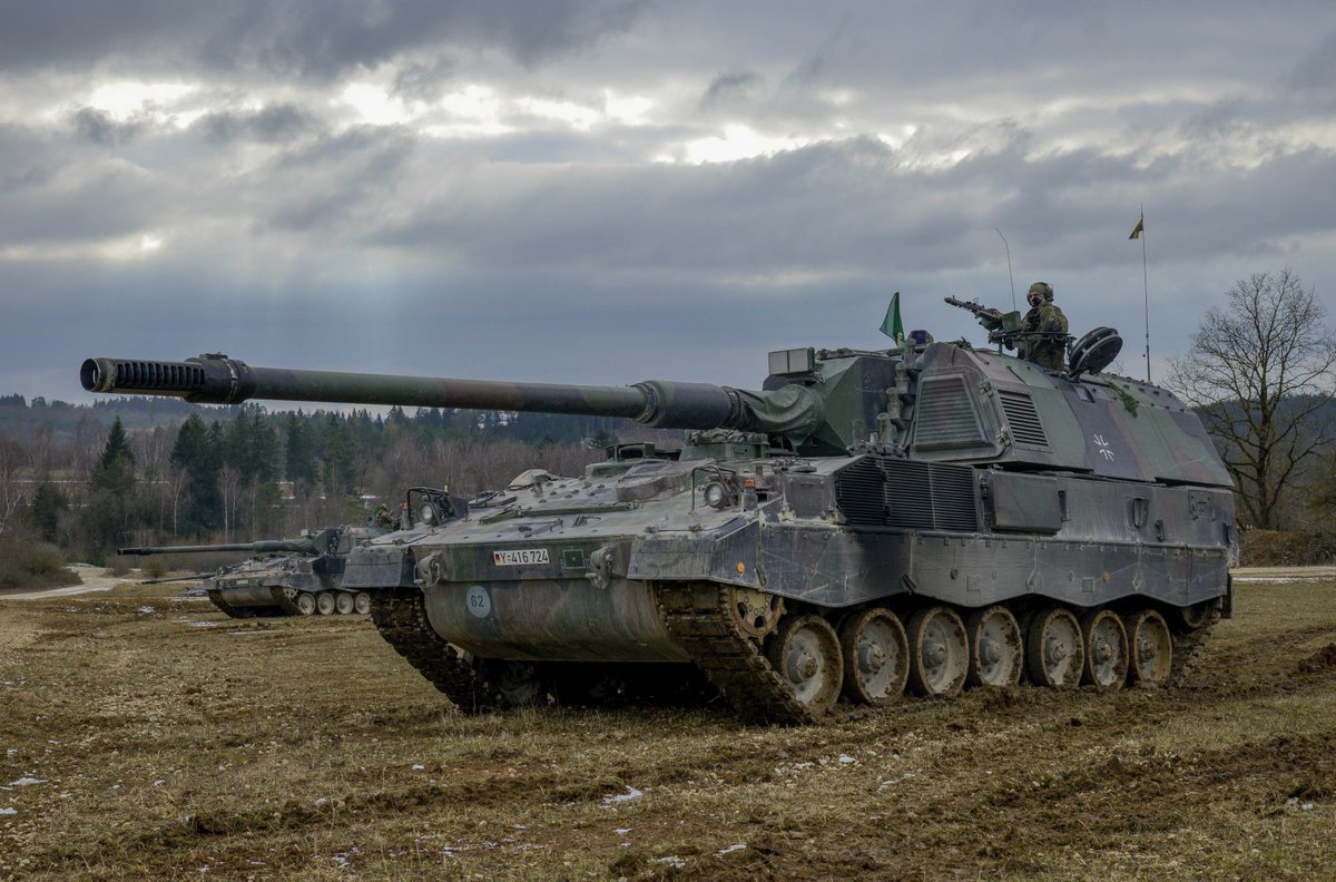 المدفع الالماني ذاتي الحركه PzH 2000 عيار 155 ملي  CdwtRV0WwAEH1NF