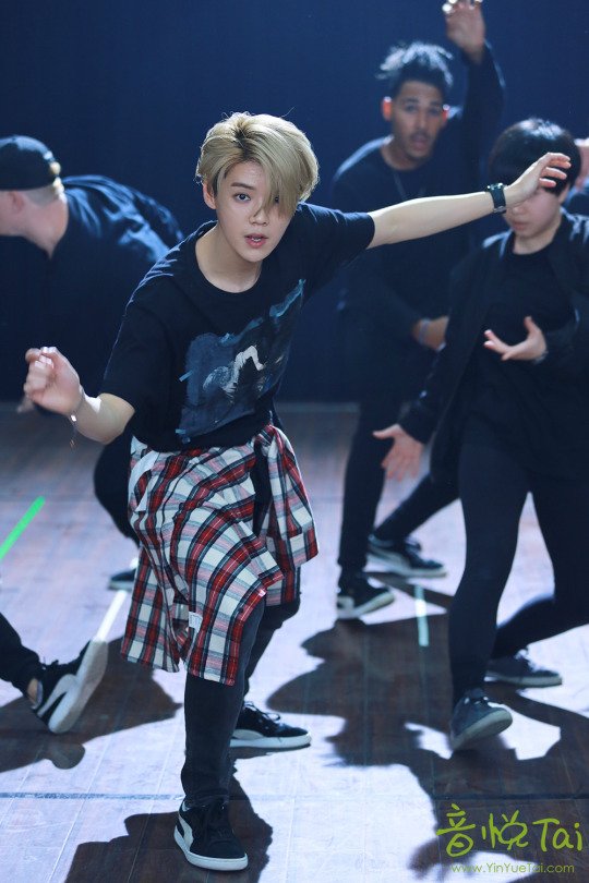 blondeIuhan's tweet photo. The king of blonde hair is back 👑 https://t.co/ewVWLShrwo