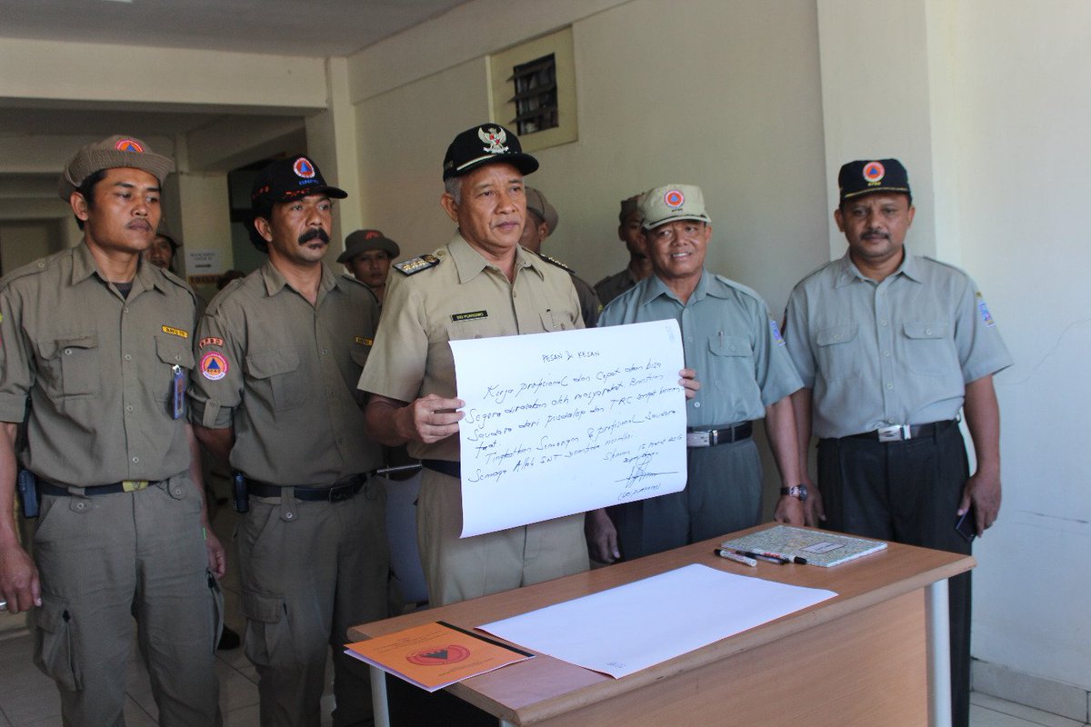 PESAN dan KESAN Bupati Sleman kepada @pusdalopssleman dan <a href="/TRCBPBDSLEMAN/">TRC BPBD SLEMAN</a>.di Posko Utama Pakem.15/03/2016