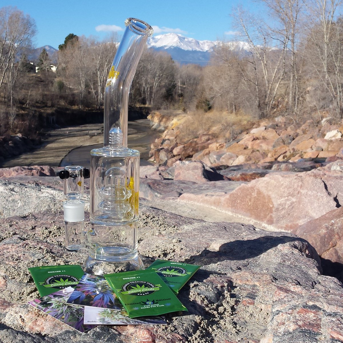 CannaCardsCo's tweet image. Give away when uou buy a pack of Canna Cards