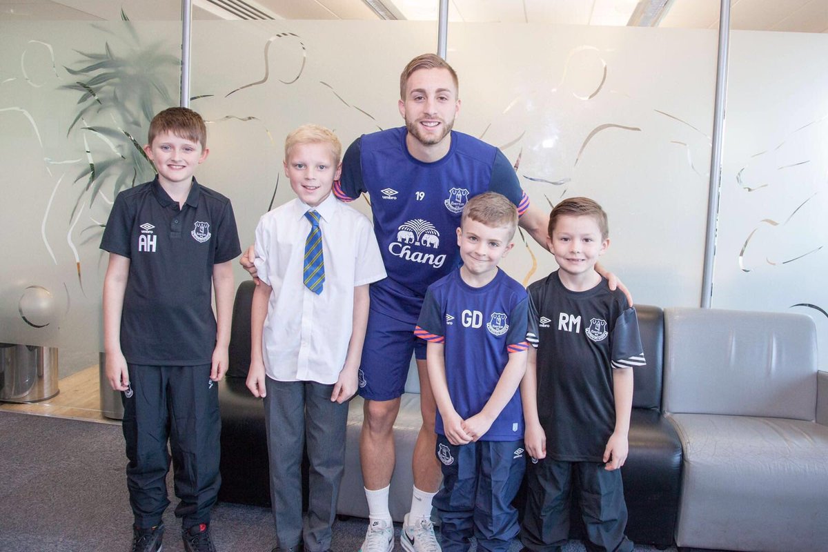 Daniell35830961's tweet image. My mini Roberto loved meeting @gerardeulofeu today 💙⚽️ thanks @Everton #miniroberto