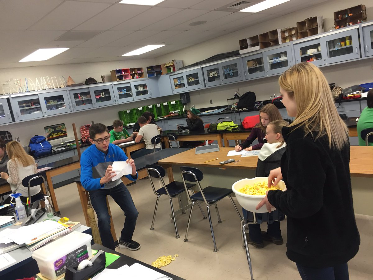 MrTomGoZeps's tweet image. Beak Adaptations lab Day 2. #goldday #naturalselection #pjhscience