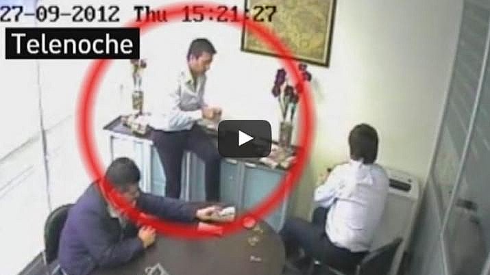 Somos617's tweet image. #LaRosadita El nuevo video: Fabián Rossi cuenta dólares con el hijo de Báez jornadaonline.com/tw/152415